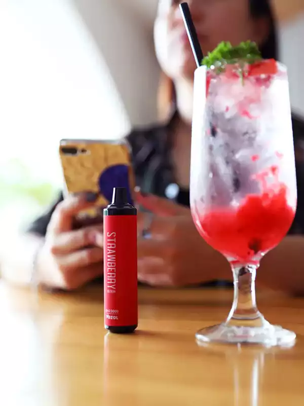 GÜVENLİ KULLANIM VE KEYİF İÇİN VOZOL 3000 PUFF DİSPOSABLE VAPE STRAWBERRY ICE